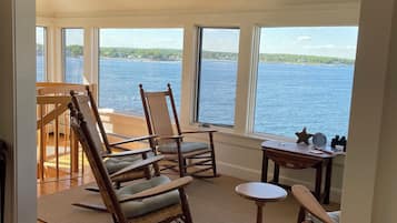 智能电视、DVD 播放器、书、立体声音响