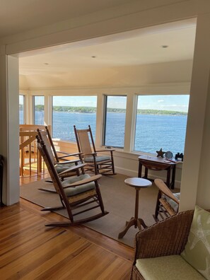 Smart-TV, DVD-Player, Bücher, Stereoanlage