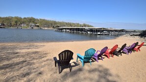 Beach nearby - Building 10  BEAUTIFUL! MAIN CHANNEL-NEW 2 KING BEDs/2BA-SLEEPS 6
WIFI (Osage Beach)