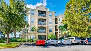 A multi-story apartment building with a parking lot. - Top floor on Disney's doorstep - Great location (Kissimmee)
