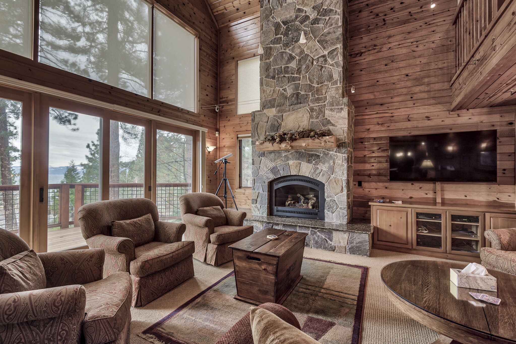 Luxury Lakeside Retreat + Hot Tub + Lake Views + Deck