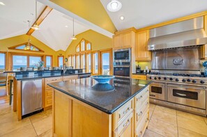 Full-size fridge, microwave, oven, stovetop