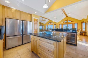 Full-size fridge, microwave, oven, stovetop