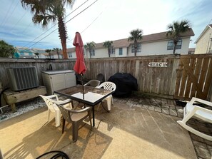 Outdoor dining - Vacation and relaxation!  Perfect white sand beach and all the comforts of home. (Navarre)