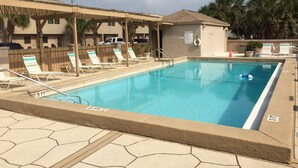 Ein rechteckiger Swimmingpool mit einer Tiefenmarkierung von 3 Fuß, umgeben von Liegestühlen und einer Holzterrasse.
