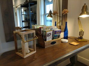 Een smart-tv, een open haard en boeken