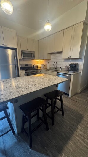 Fridge, microwave, oven, stovetop - Hilltop Cottage.  Beautiful, Pristine, Self Check-In. (Leicester)