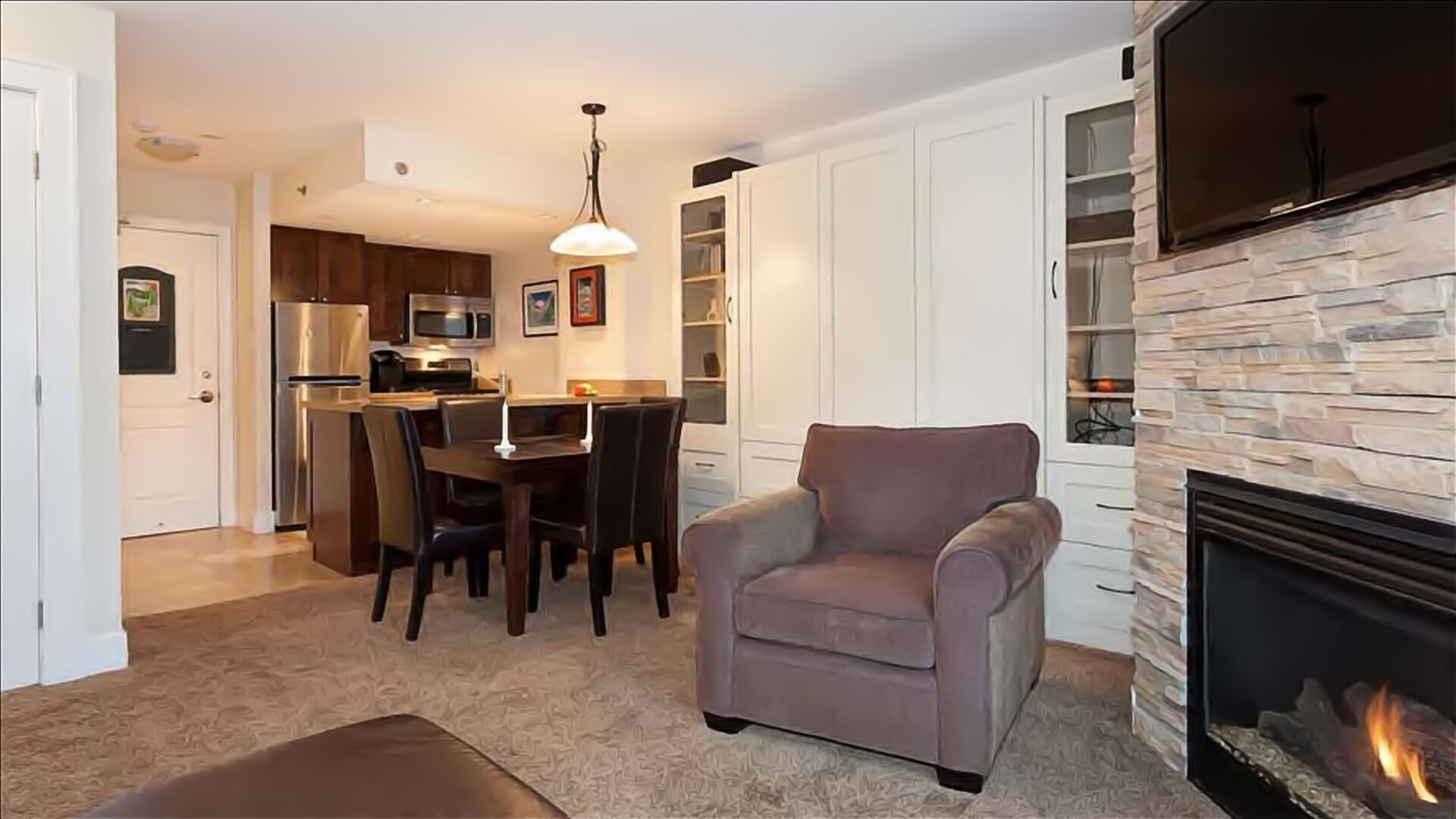 Play in the snow at this gorgeous Mountain side condo.  Ski-in/Ski-out