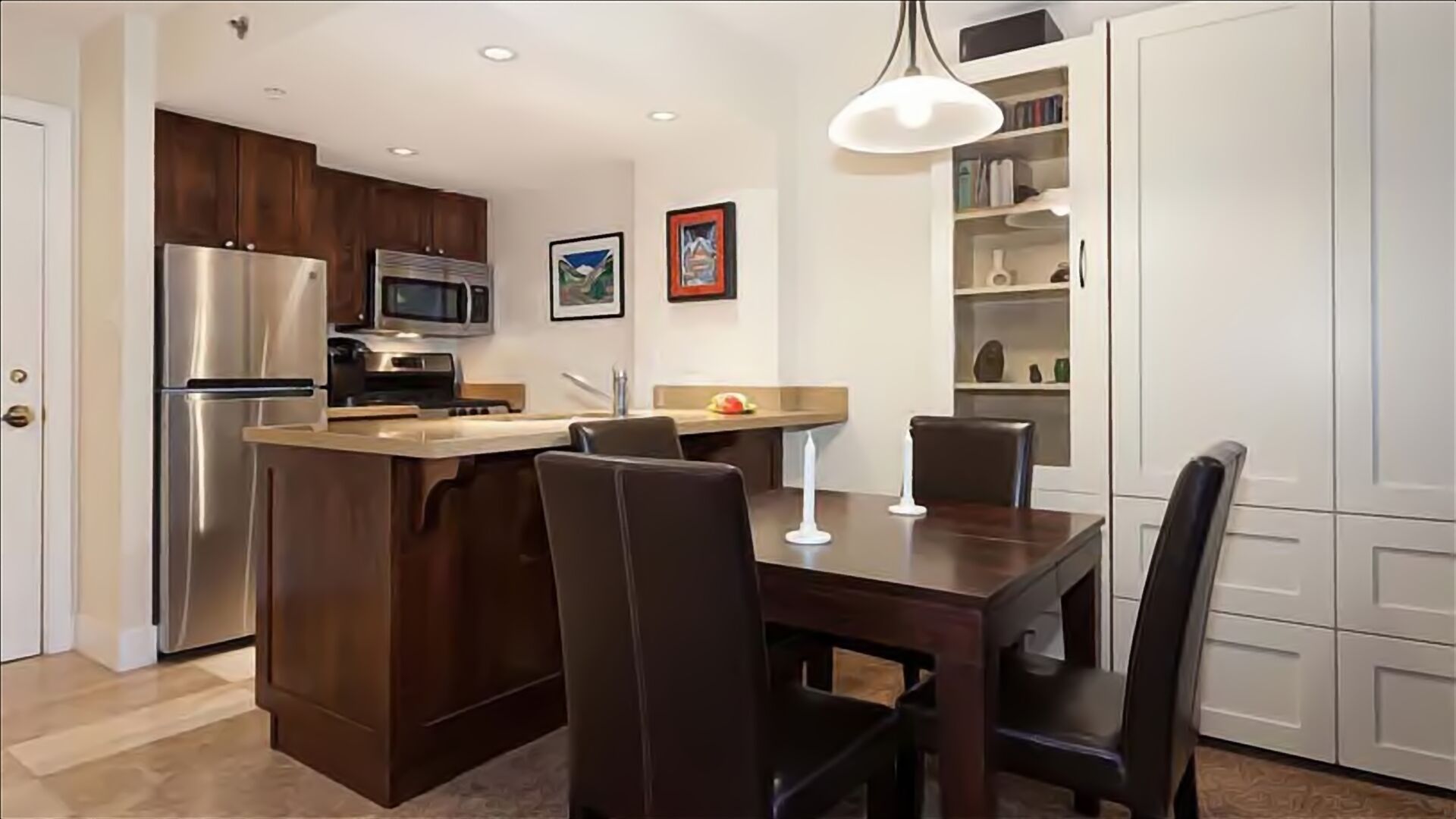 Play in the snow at this gorgeous Mountain side condo.  Ski-in/Ski-out