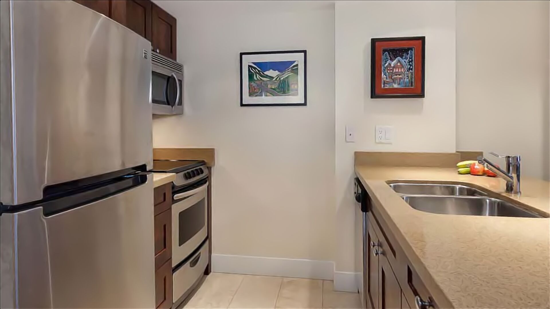 Play in the snow at this gorgeous Mountain side condo.  Ski-in/Ski-out