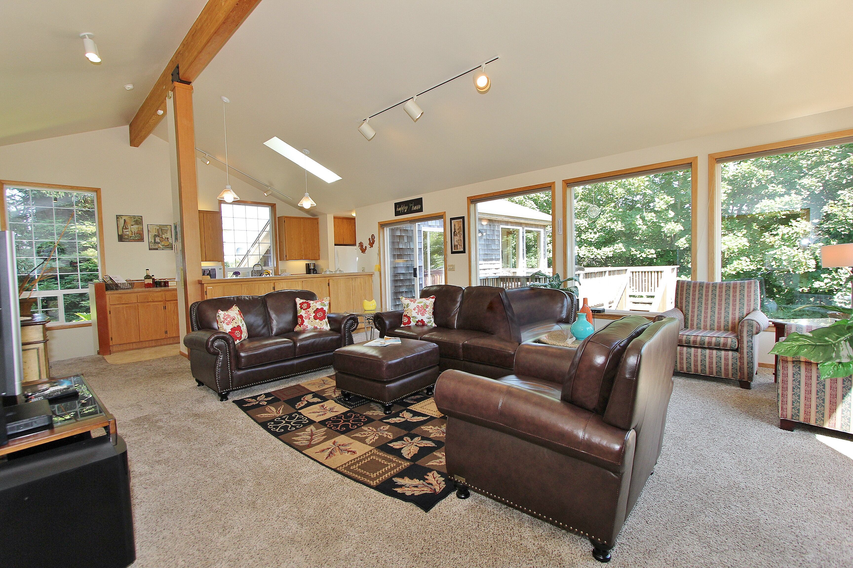 4 Bed 3 Bath Sleeps 8  2 Blocks to Bayfront! Availability for November-December