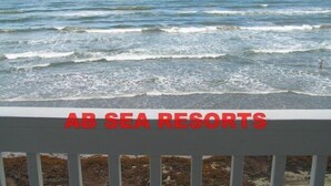 Vue sur l’océan et ses vagues, prise depuis le complexe AB Sea Resorts.