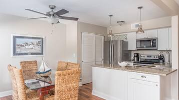 Geladeira, micro-ondas, fogão, cooktop