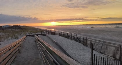 Weekends, midweeks and full weeks available! Steps to Beach, town and ferries!