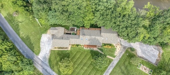 The River Garden Retreat, 7 bedrooms with private baths, 15 minutes from town.