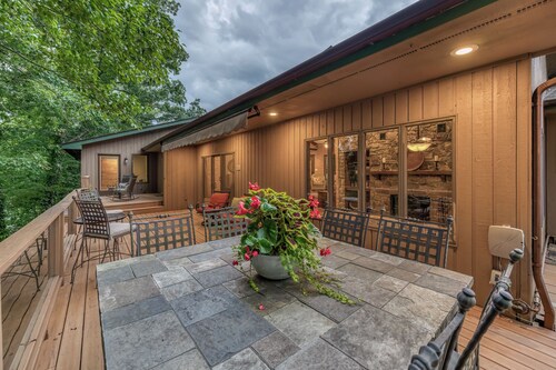 The River Garden Retreat, 7 bedrooms with private baths, 15 minutes from town.