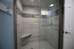 Combined shower/bathtub, hair dryer, towels, soap - Oceanfront Condo, Sun  Sea-Kers - Excellent Vacation (Surfside Beach)