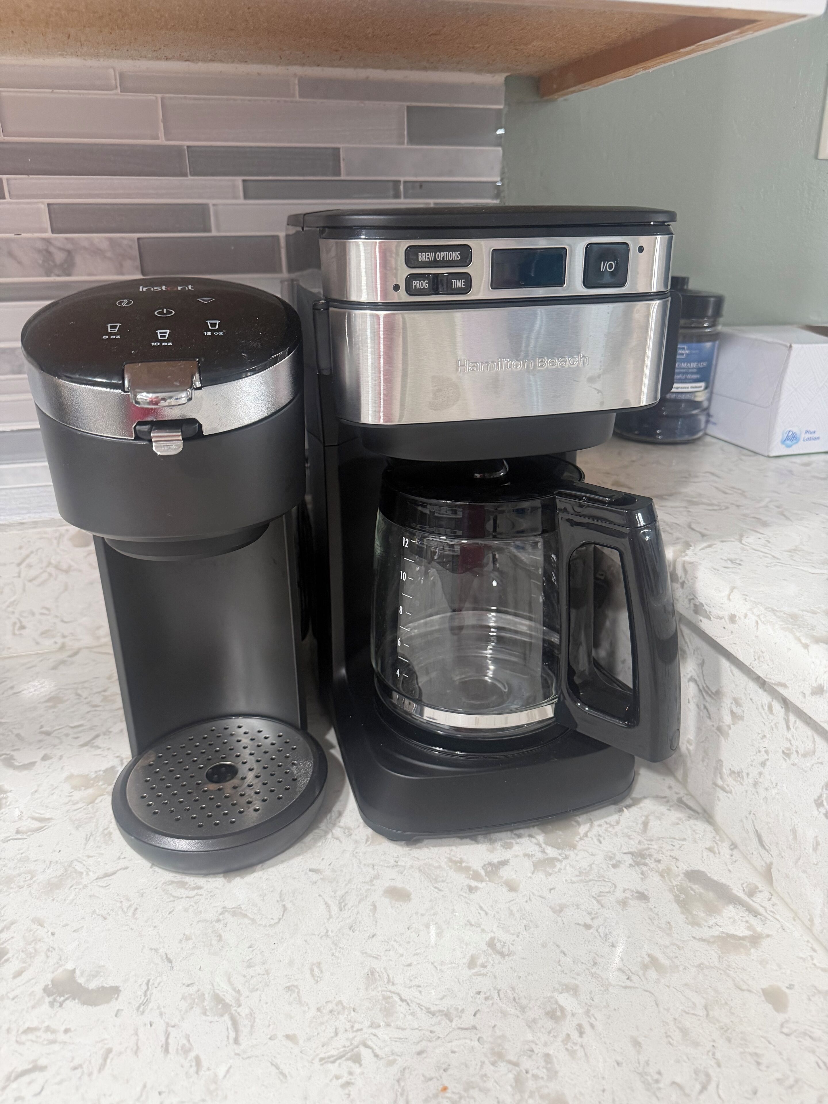 Eine Hamilton Beach Kaffeemaschine mit Tropfschale und Kaffeekanne auf einer Küchenarbeitsplatte.