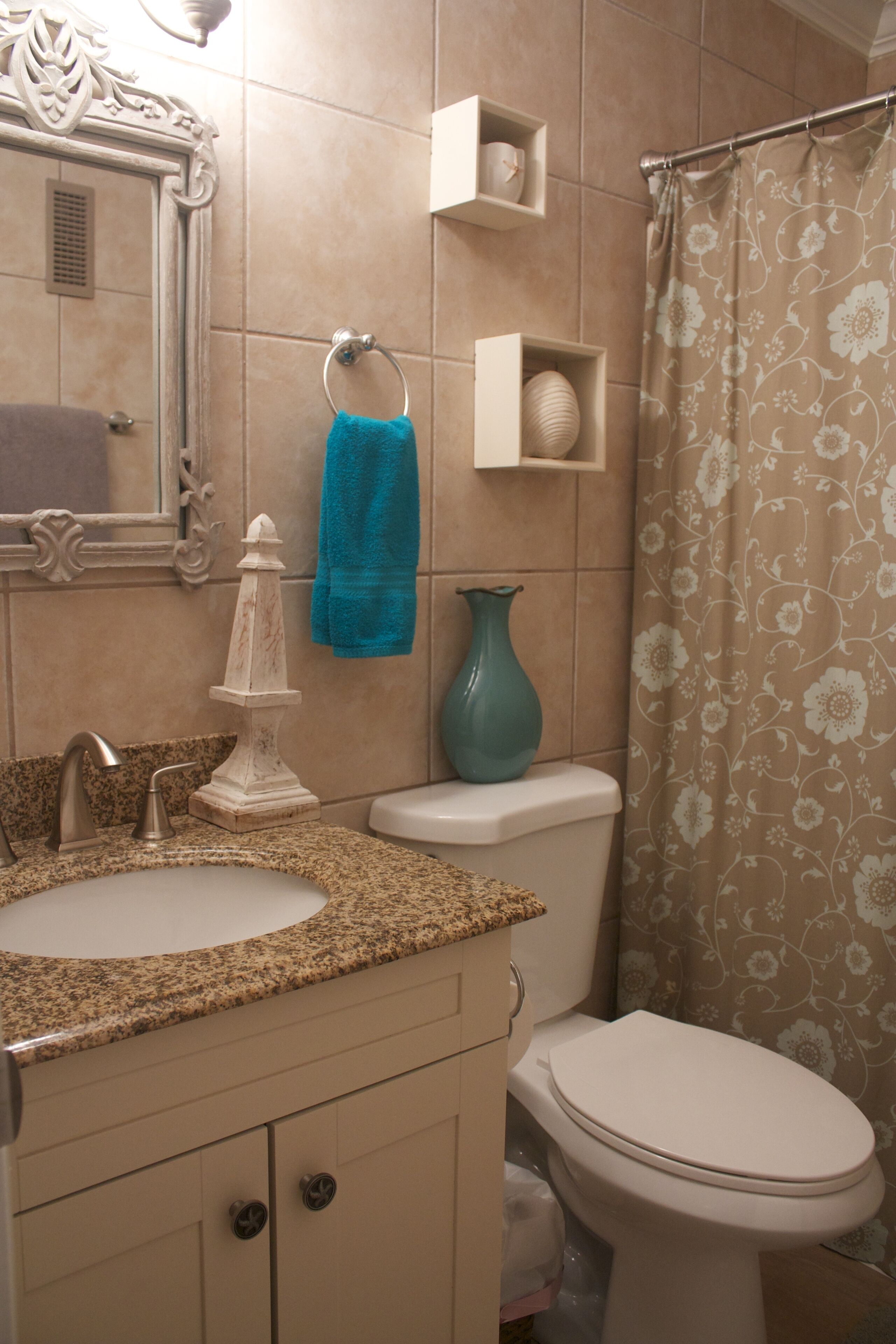 Un baño con lavamanos, inodoro y cortina de ducha.