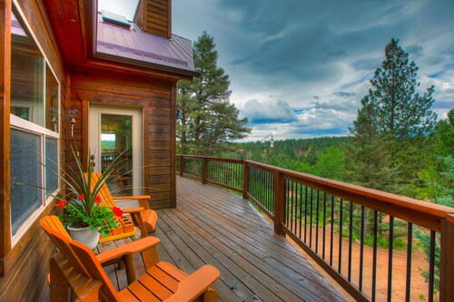 Bear Cub Lodge- Amazing Pikes Peak View! Hot tub! Ping Pong Table! 6 Acres! WiFi