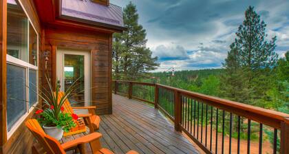 Bear Cub Lodge- Amazing Pikes Peak View! Hot tub! Ping Pong Table! 6 Acres! WiFi