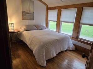 4 slaapkamers, een bureau, een strijkplank/strijkijzer, gratis wifi