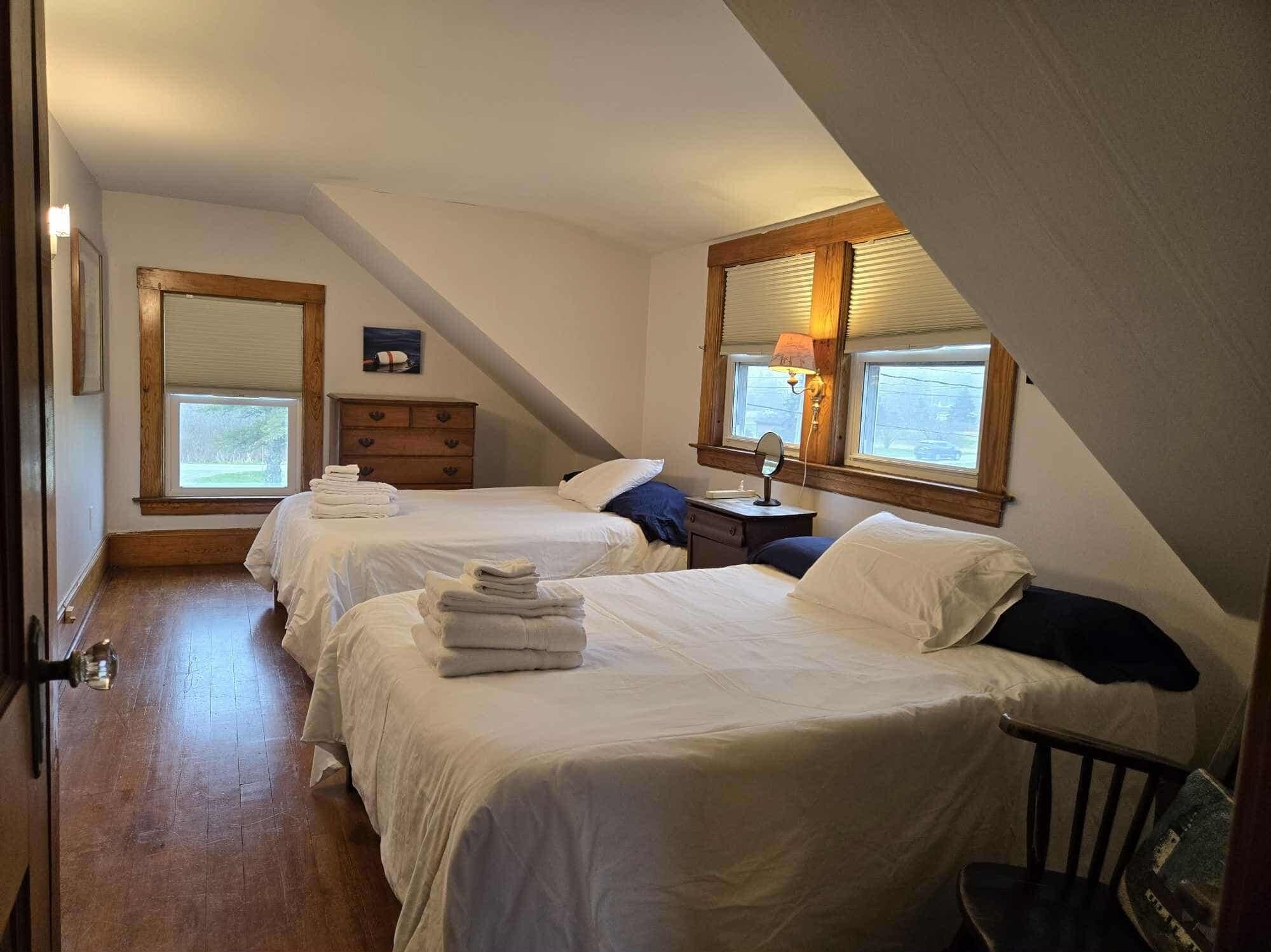 4 quartos, escrivaninha, ferros/tábuas de passar roupa