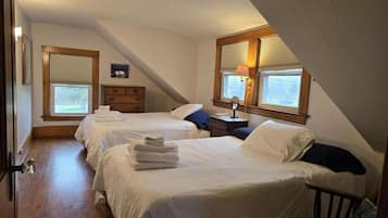 4 quartos, escrivaninha, ferros/tábuas de passar roupa