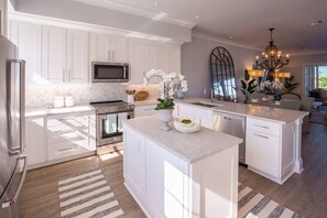 冰箱、微波炉、烤箱、炉灶