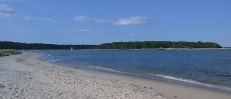 Nær stranden og strandhåndklær