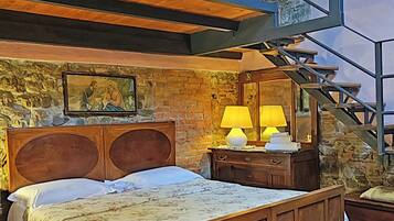 3 bedrooms, desk, iron/ironing board, travel crib