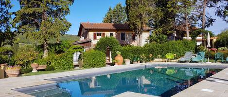 Una piscina al aire libre