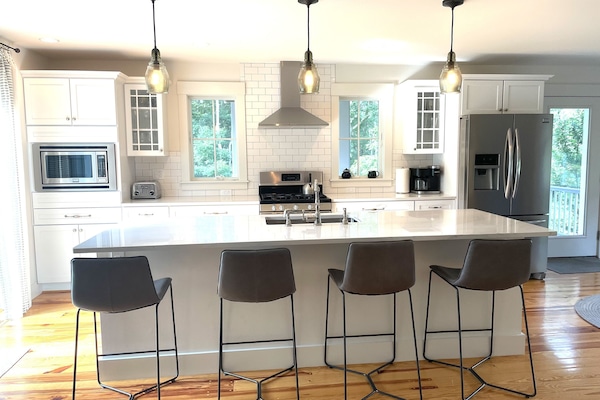Kitchen with stools for 4