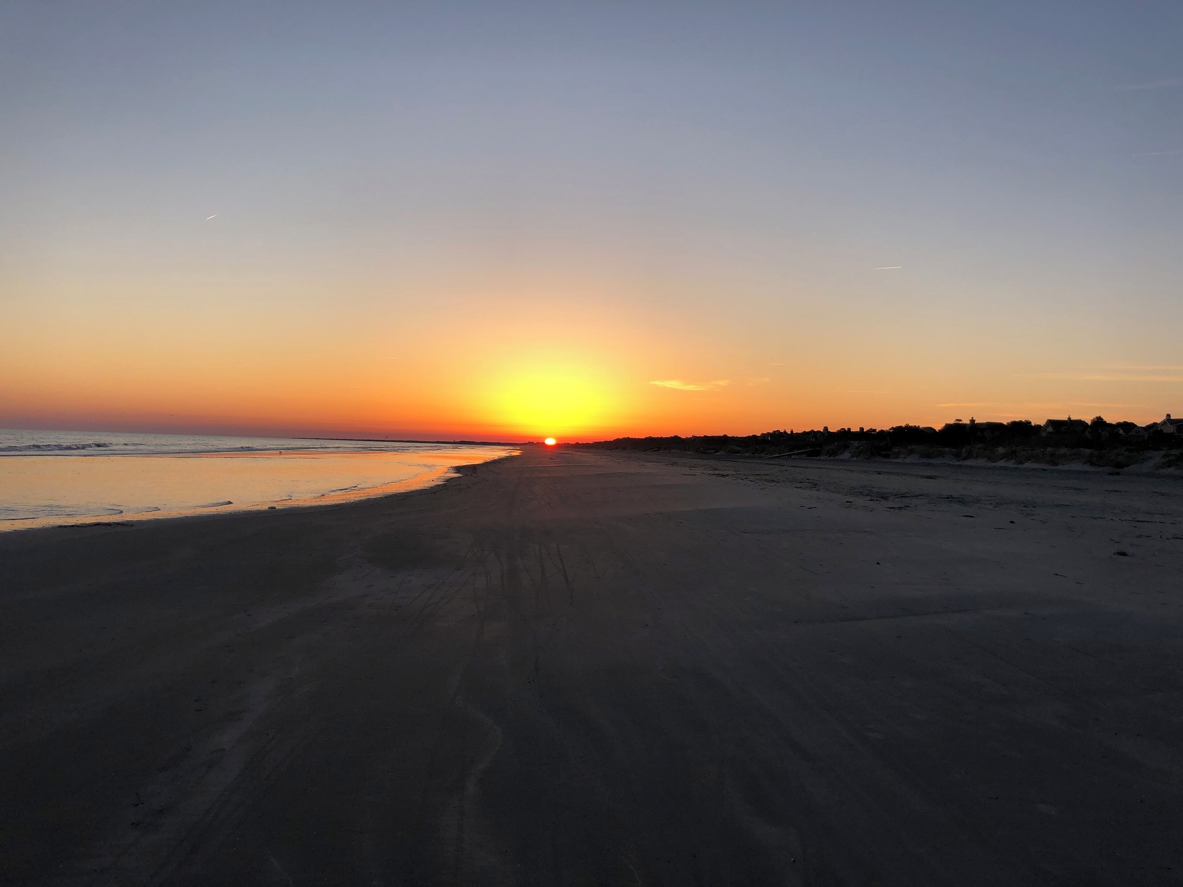 在海灘附近、躺椅、沙灘巾