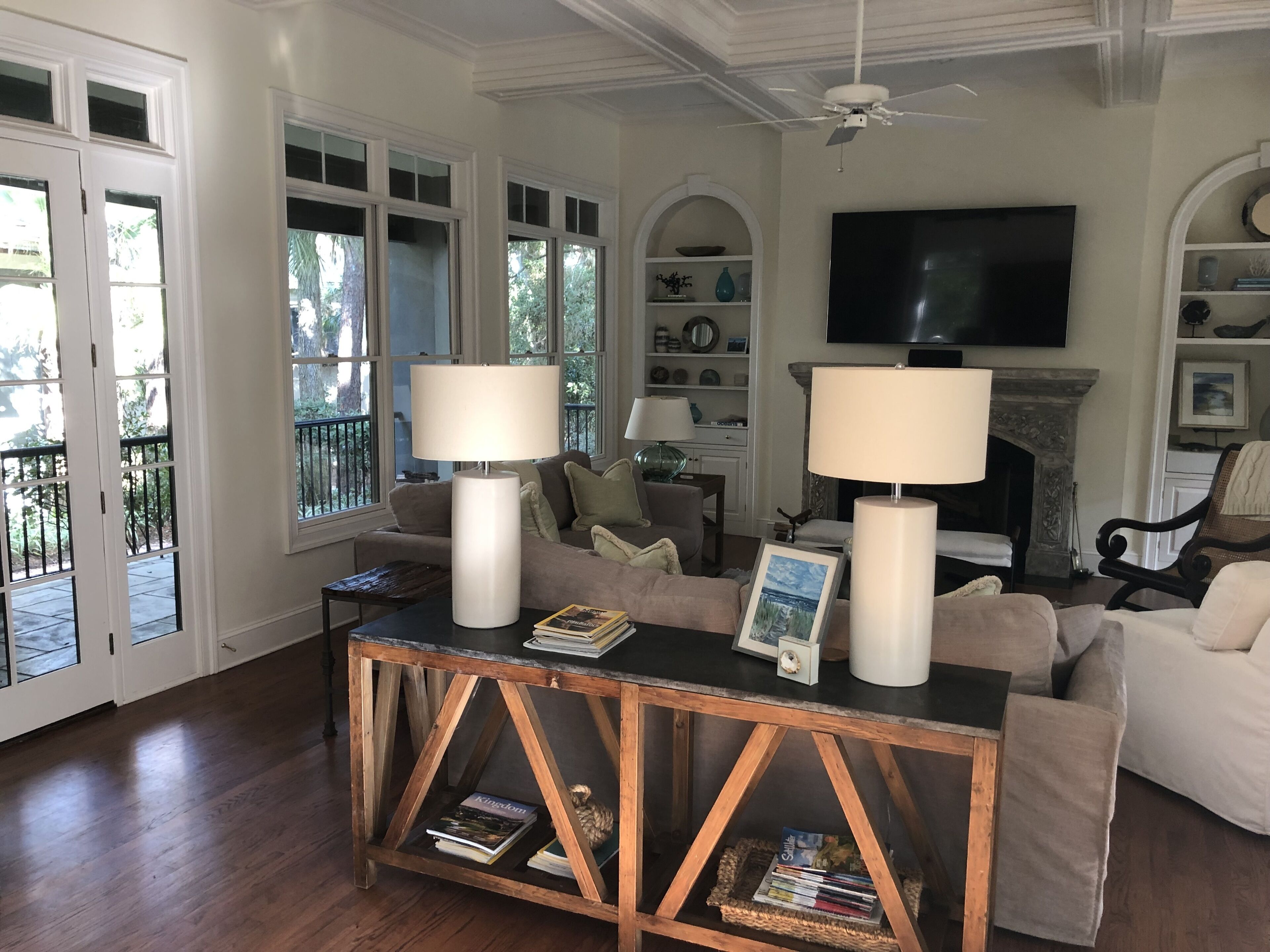 智能電視、壁爐、乒乓球設施、書籍