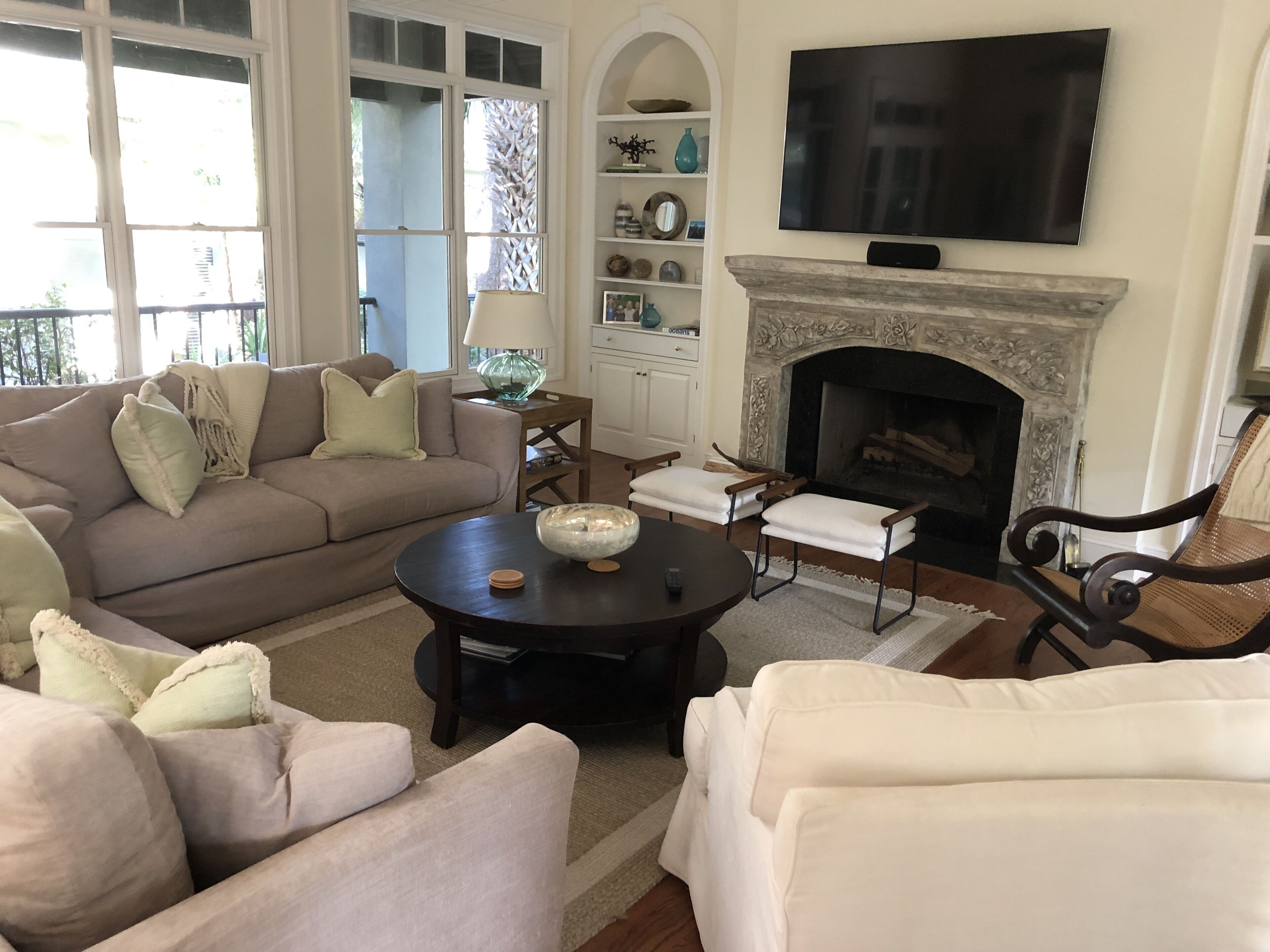 TV connectée, cheminée, table de tennis de table, livres