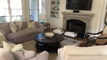 Smart-TV, Kamin, Tischtennisplatte, Bücher