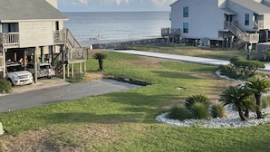 Et kystnære boligområde med huse, en sti og udsigt over havet.