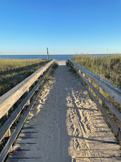  20% OFF NOV 2025!  Amazing views, dog and kid friendly unit with pool! unit j9