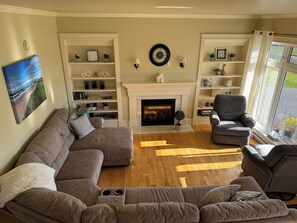 Smart TV, chimenea, reproductor de DVD y tenis de mesa