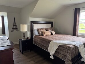 4 makuuhuonetta, työpöytä, silitysrauta/-lauta, vauvan matkasänky