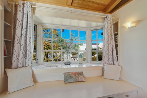 "Casa Azzurra" Dog Friendly! Heart of West Beach - walk to everything, patios and A/C!