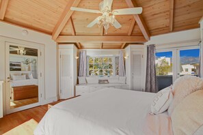 3 habitaciones, escritorio y tabla de planchar con plancha 