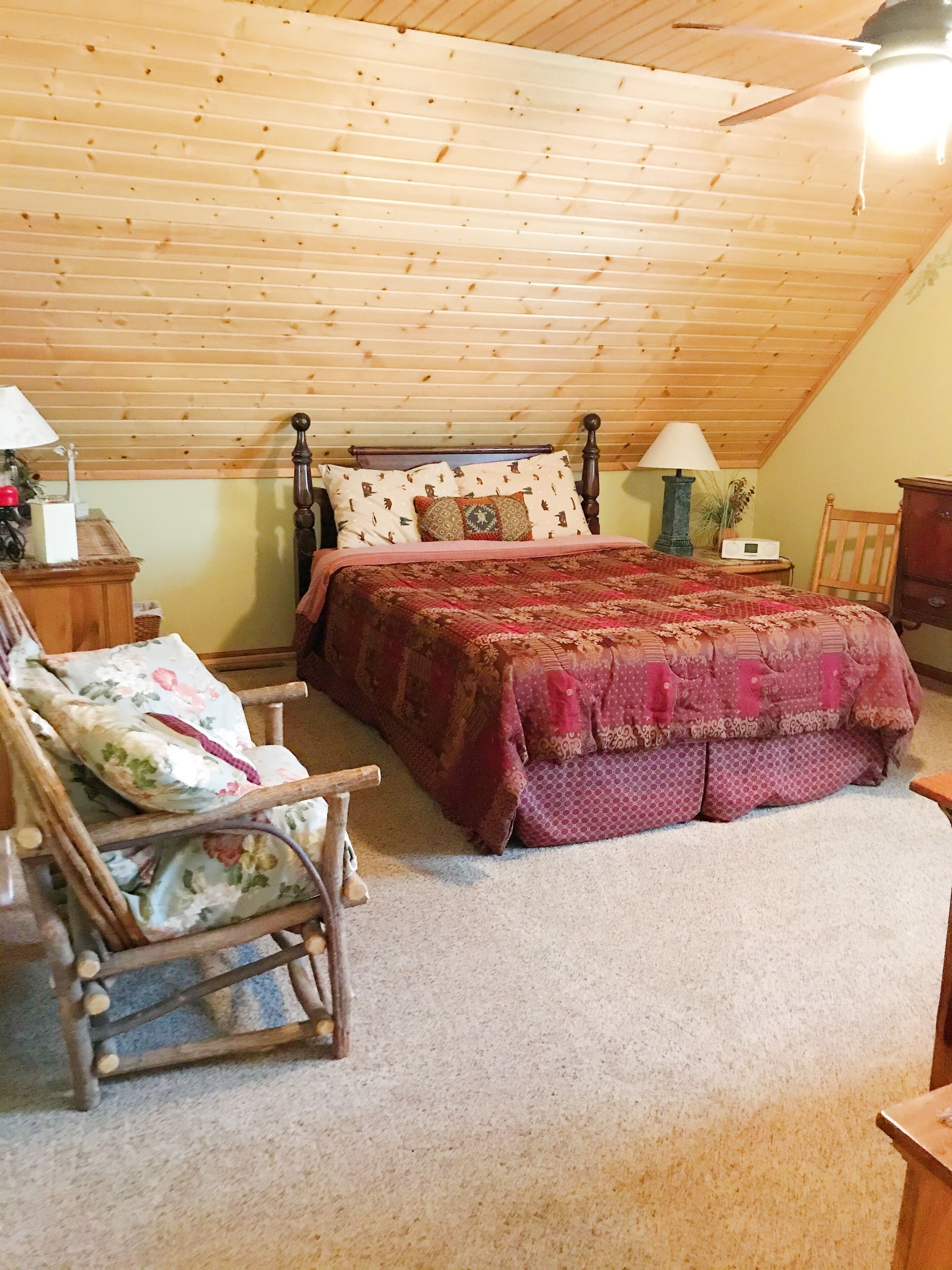 Come to Where the Eagles Soar!  Firewood included with winter stays!