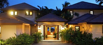 Oceanfront, On Golf Course, Next to Beach, heated pool & hot tub, fully staffed