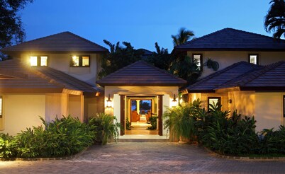 Oceanfront, On Golf Course, Next to Beach, heated pool & hot tub, fully staffed