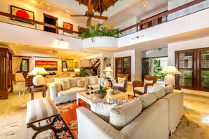 TV connectée, lecteur de DVD, livres, vidéothèque