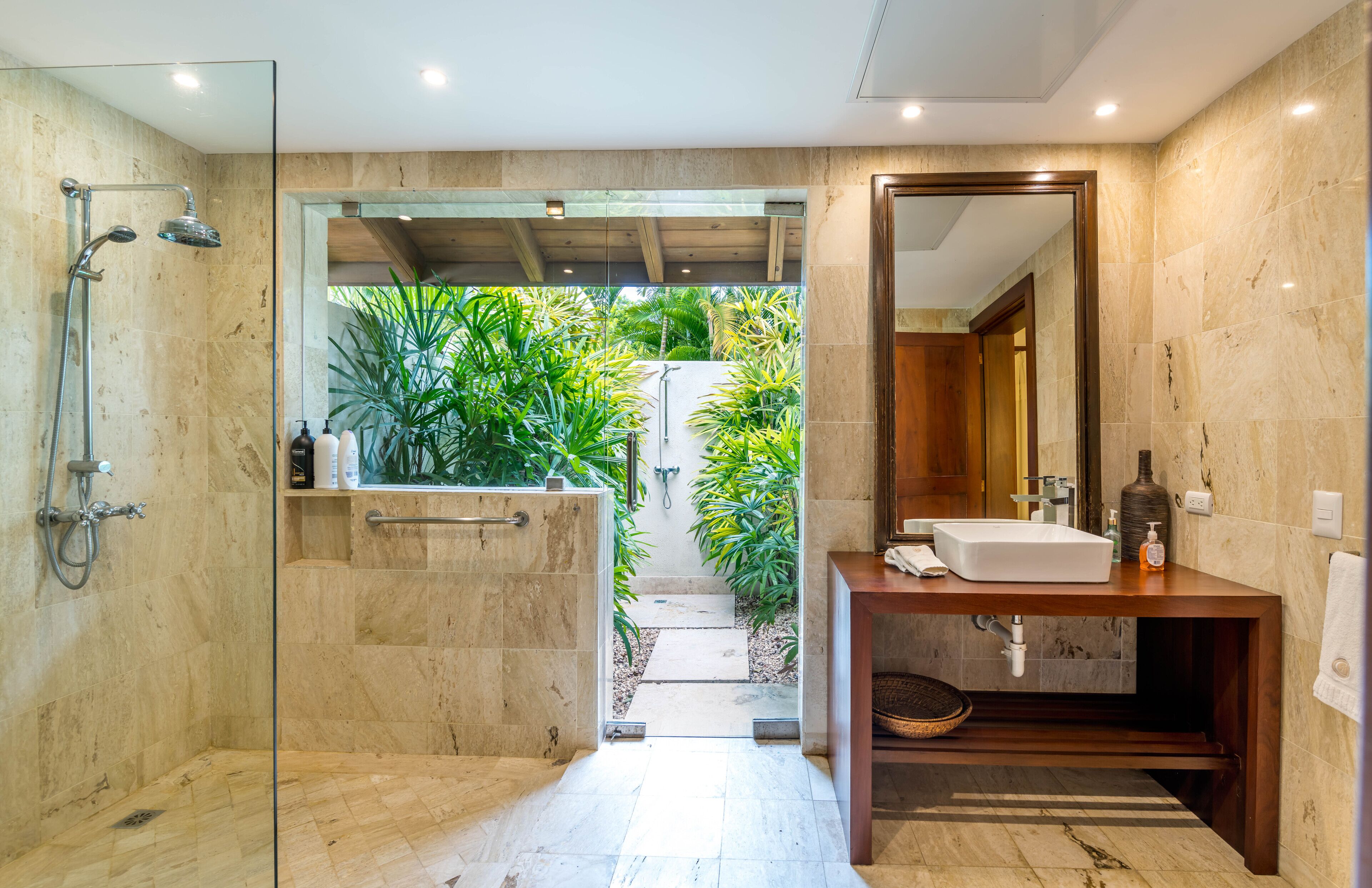 Combined shower/bathtub, hair dryer, bidet, towels