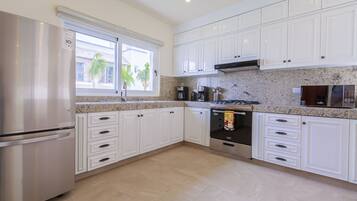 Casa | Cocina privada | Refrigerador, microondas, horno y parrilla de estufa