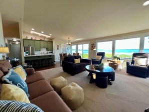 Een smart-tv, een open haard, een dvd-speler en boeken